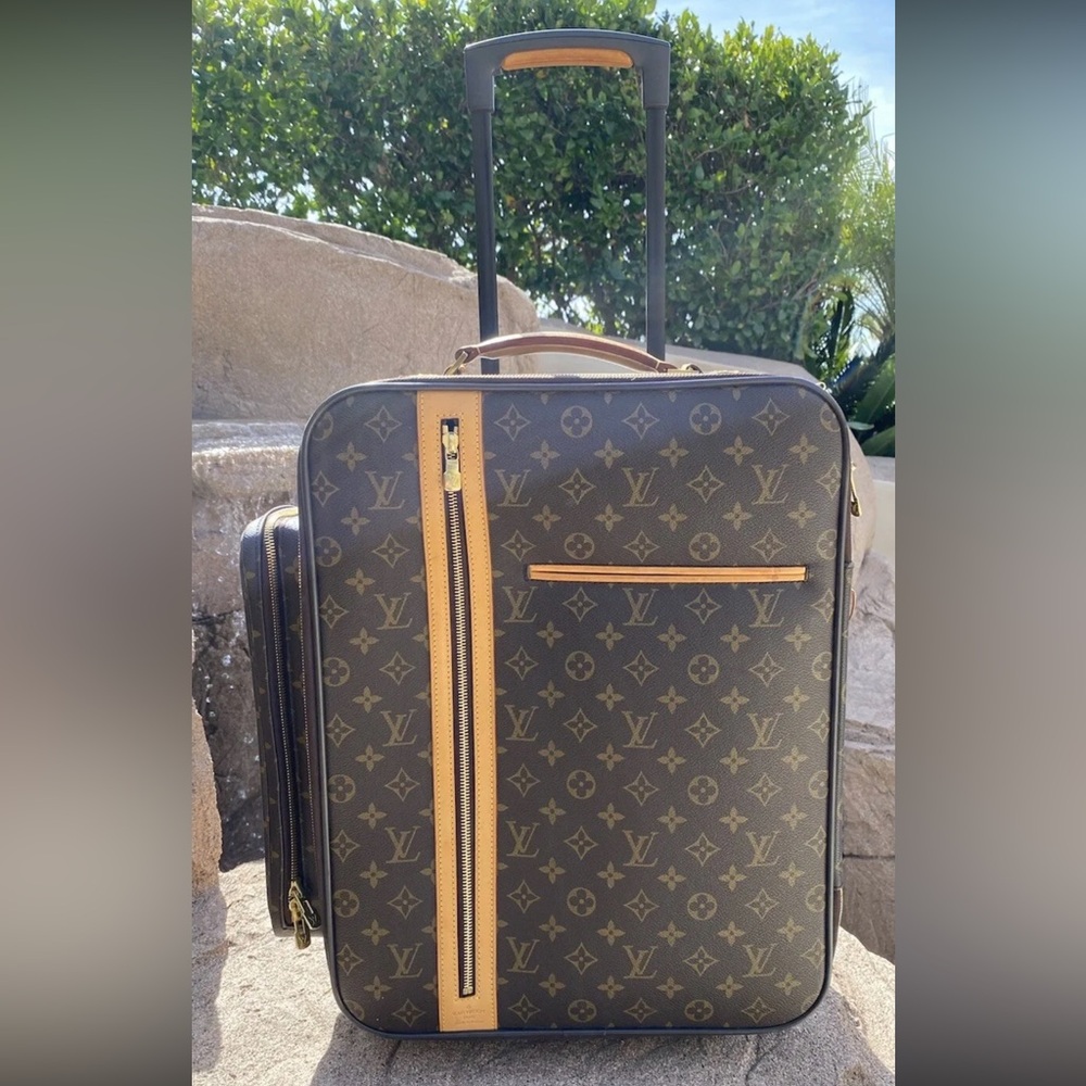 A82 - 💯% authentic Louis Vuitton travel bag